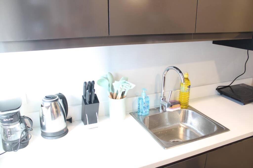 A2J Luxury Bgc Balcony Suite Near Sm Aura Taguig Манила Экстерьер фото