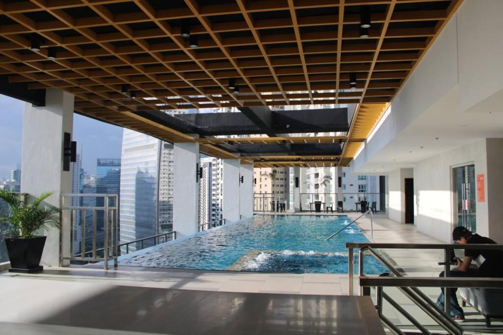 A2J Luxury Bgc Balcony Suite Near Sm Aura Taguig Манила Экстерьер фото