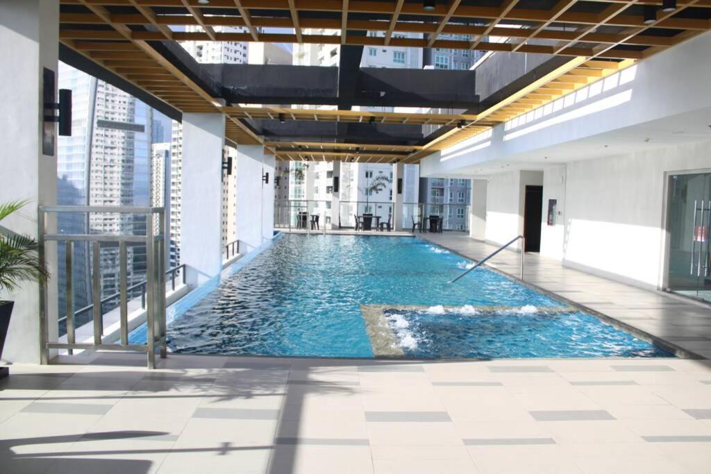 A2J Luxury Bgc Balcony Suite Near Sm Aura Taguig Манила Экстерьер фото