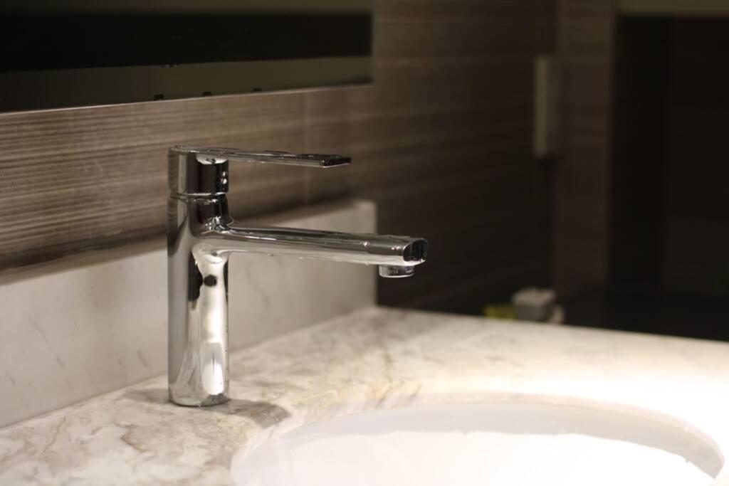 A2J Luxury Bgc Balcony Suite Near Sm Aura Taguig Манила Экстерьер фото