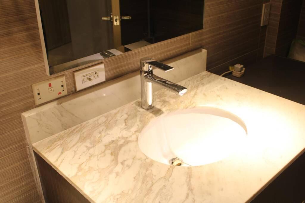 A2J Luxury Bgc Balcony Suite Near Sm Aura Taguig Манила Экстерьер фото