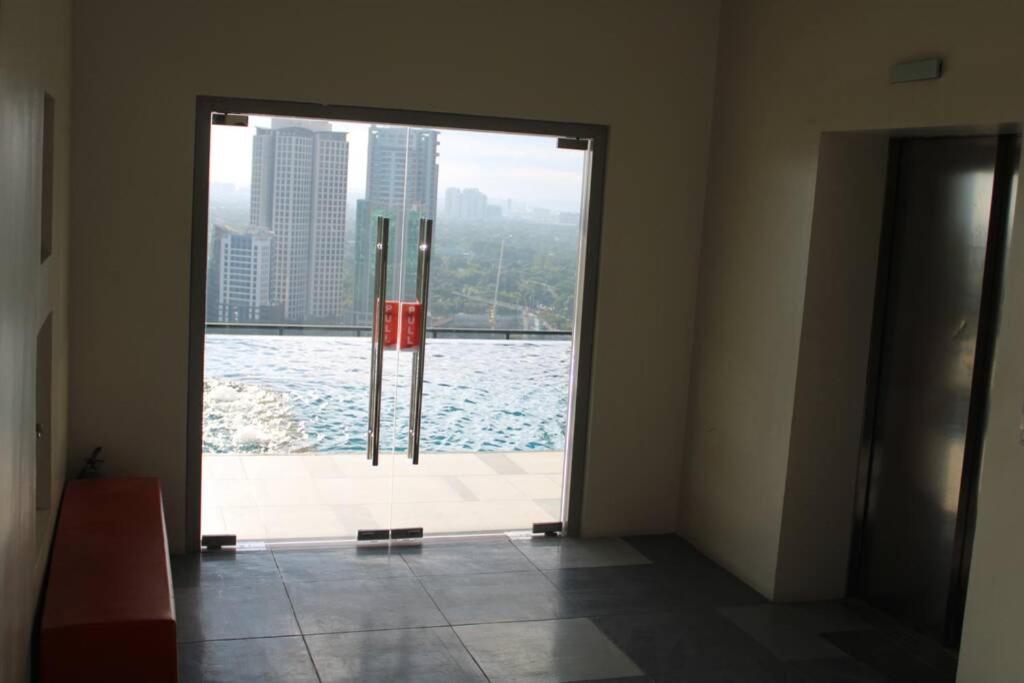 A2J Luxury Bgc Balcony Suite Near Sm Aura Taguig Манила Экстерьер фото