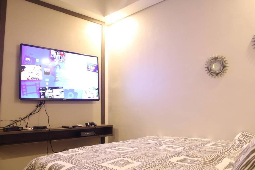 A2J Luxury Bgc Balcony Suite Near Sm Aura Taguig Манила Экстерьер фото